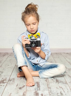 çocuk ile fotoğraf makinesi.