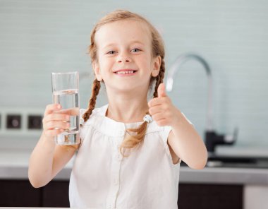 Çocuk içme suyu evde