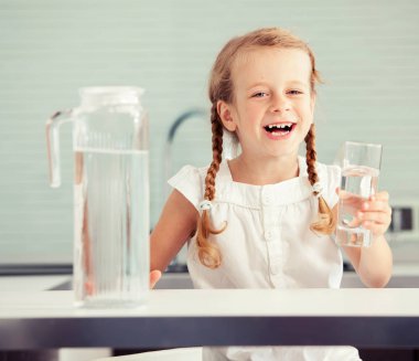 Çocuk içme suyu evde