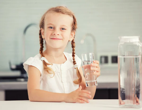 Bambino acqua potabile a casa — Foto Stock