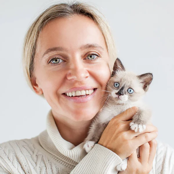 可愛いです子猫と幸せな女性 — ストック写真