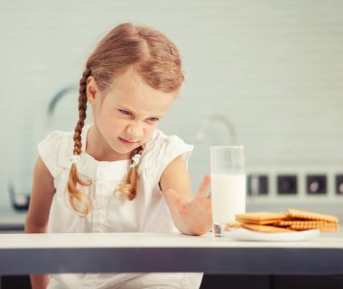 çocuk ile tiksinti yiyecek için görünüyor.