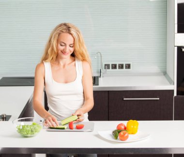 Genç kadın sebze salatası hazırlama