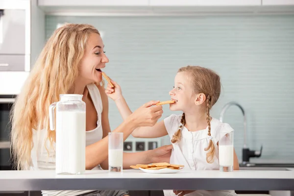 Child with mother drinking milk — Stock Photo, Image