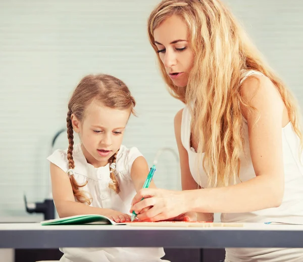 Bovenliggende leert een kind om te schrijven — Stockfoto