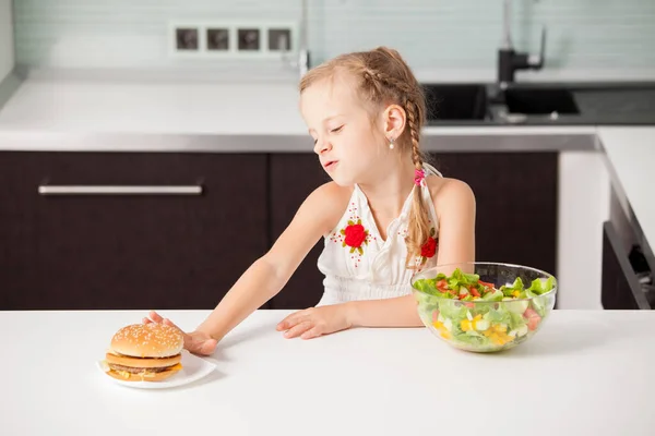 Il bambino sceglie tra un cibo sano e uno malsano — Foto Stock