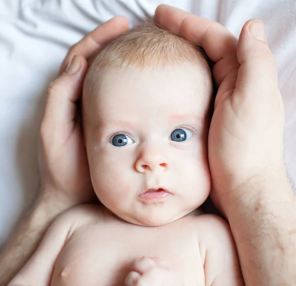 Baby in vaders handen — Stockfoto