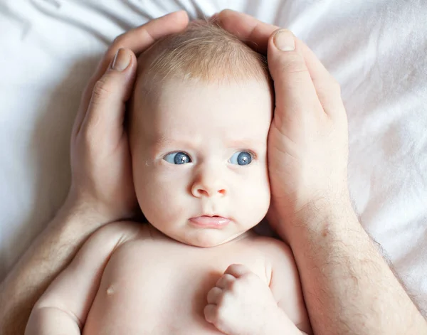 Baby i fäder händer — Stockfoto