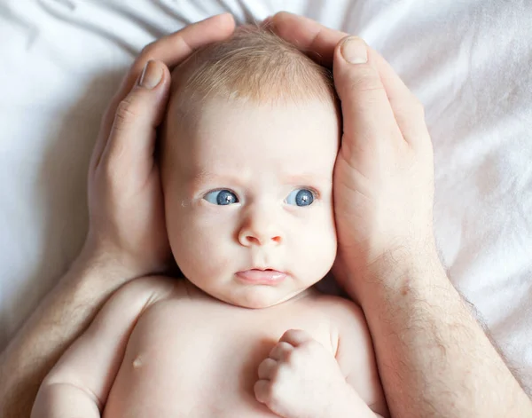 Baby i fædres hænder - Stock-foto