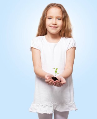 bir sleedling tutan çocuk