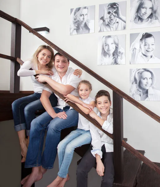 Rodinné fotografie na zdi — Stock fotografie