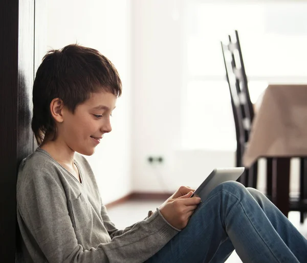 Criança brincando no tablet — Fotografia de Stock