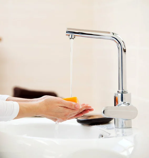 Frau wäscht sich die Hände — Stockfoto