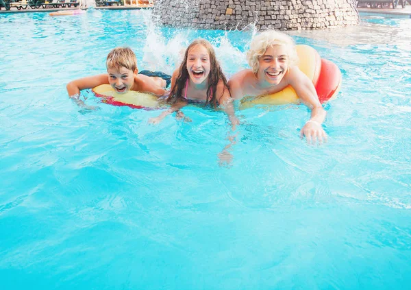 Kinderen Veel plezier in het buitenzwembad — Stockfoto