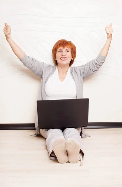 Mulher sentada no chão com laptop — Fotografia de Stock