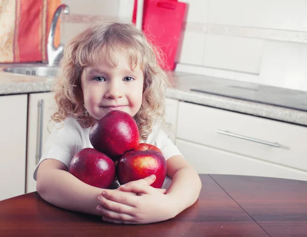 Kind mit Apfel — Stockfoto