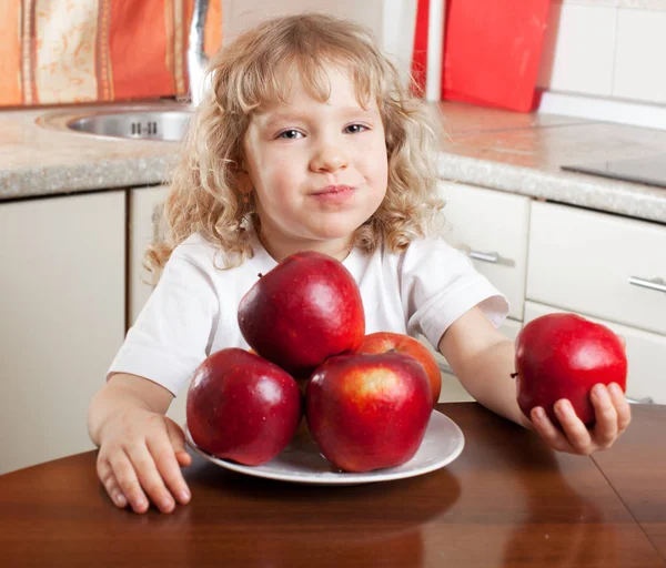 Niño con manzana — Foto de Stock