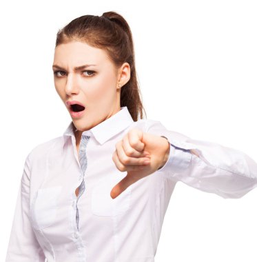 Kadın baş parmaklarını aşağı gösteriyor