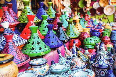 Fas 'taki pazarda renkli Tajine tabakları ve çömlekler.