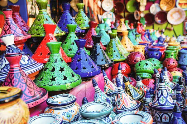 Tajine colorato, piatti e pentole in argilla sul mercato in Marocco — Foto Stock