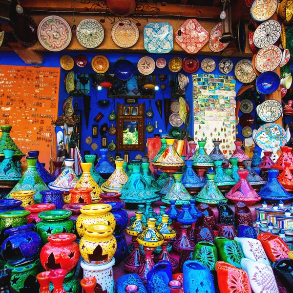 Tajine colorido, pratos e panelas de barro no mercado em Marrocos — Fotografia de Stock