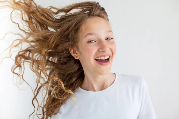 Retrato sonriente joven adolescente con pelo rizado volando — Foto de Stock