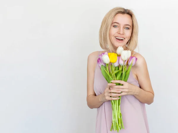 Femme 35 ans avec un bouquet de fleurs — Photo