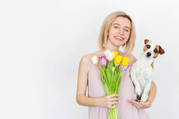 Vrouw 35 jaar oud met een boeket van bloemen — Stockfoto