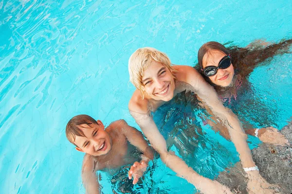 Les enfants s'amusent dans la piscine extérieure — Photo