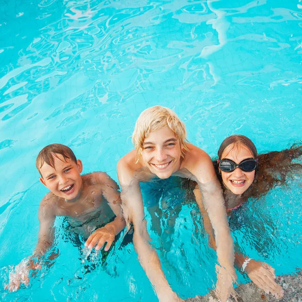 Çocuklar dışarıda yüzme havuzunda eğleniyor. — Stok fotoğraf