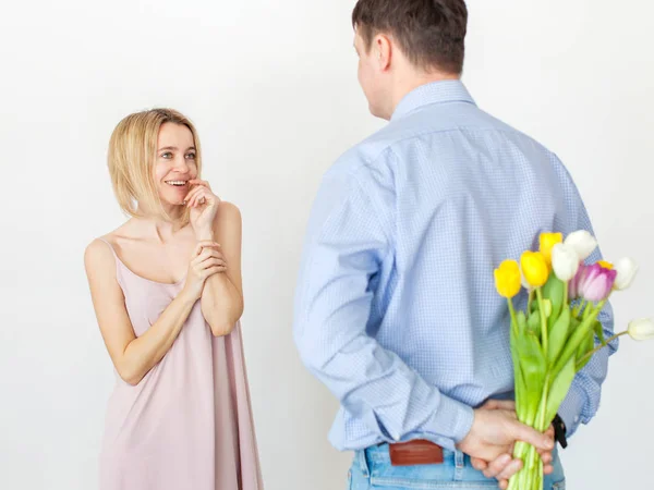 Man gives a bouquet of flowers to woman — Stock Photo, Image