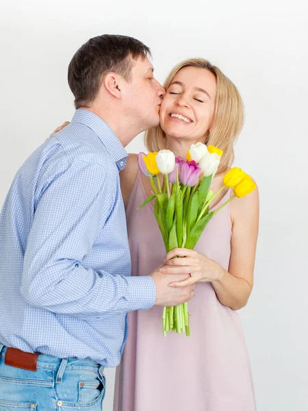 男は、女性に花の花束を与える — ストック写真