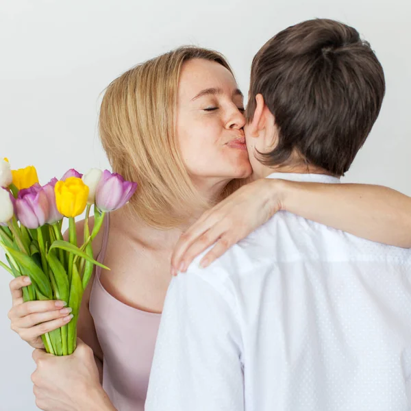 Figlio dà alla mamma un mazzo di fiori per la vacanza — Foto Stock