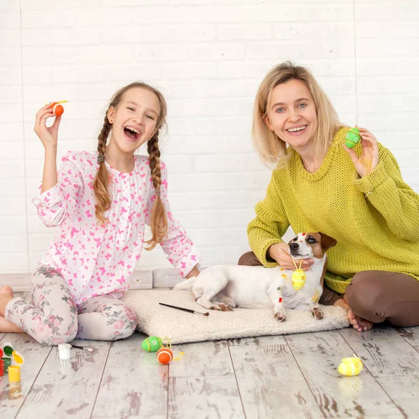 Maman et enfant décorer oeufs de Pâques — Photo