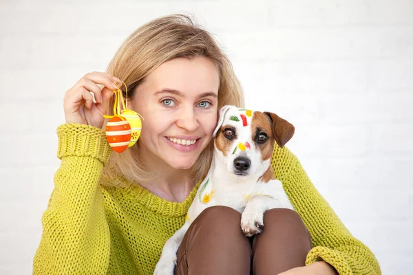 Frau und Hund malen Ostereier an — Stockfoto