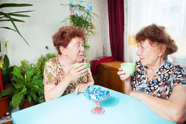 Dois idosos bebem chá — Fotografia de Stock