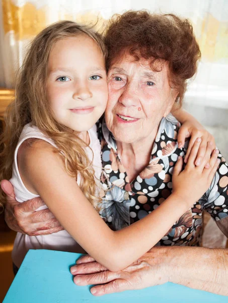 Donna anziana con pronipote — Foto Stock