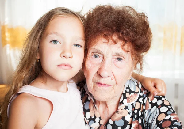 Äldre kvinna med barnbarnsbarn — Stockfoto