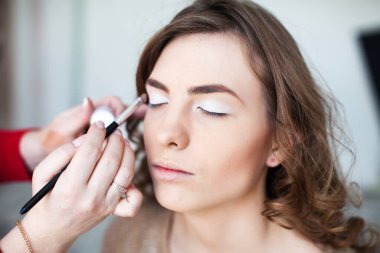 Makyaj yapan kadın
