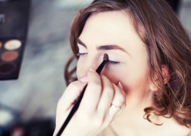 Makyaj yapan kadın