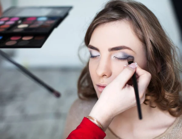 Woman applying makeup — Stock Photo, Image