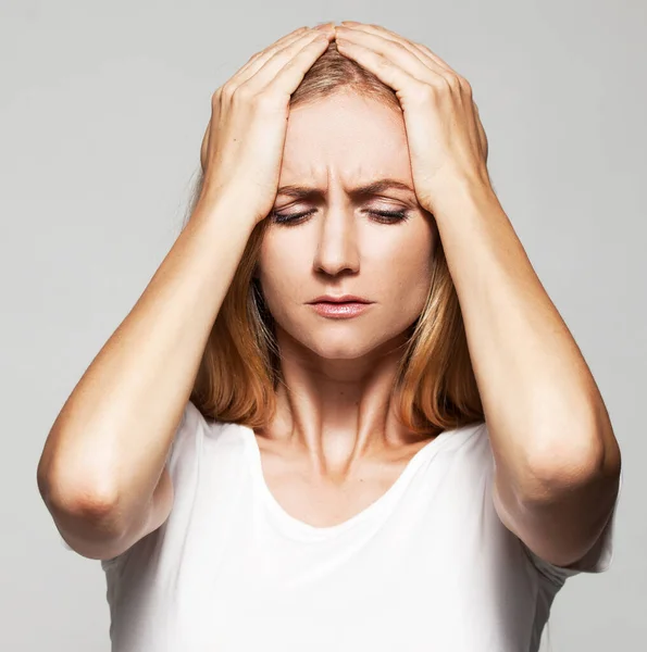 Triste giovane femmina — Foto Stock