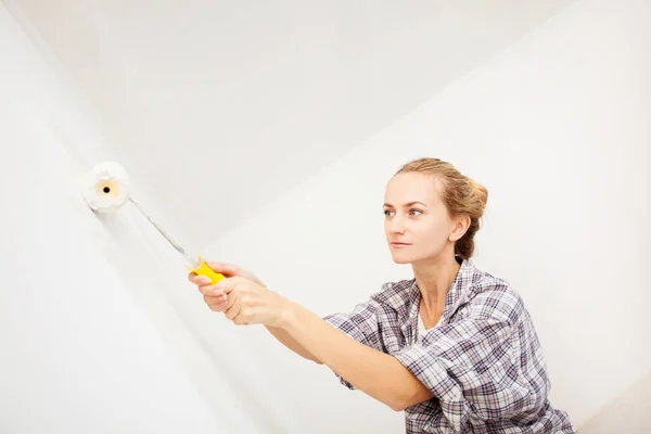 Young woman doing repairs — Stock Photo, Image