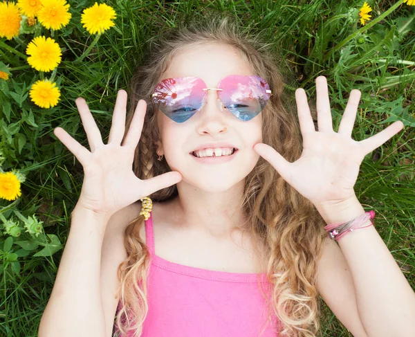 Kind in de zomer met paardebloem — Stockfoto