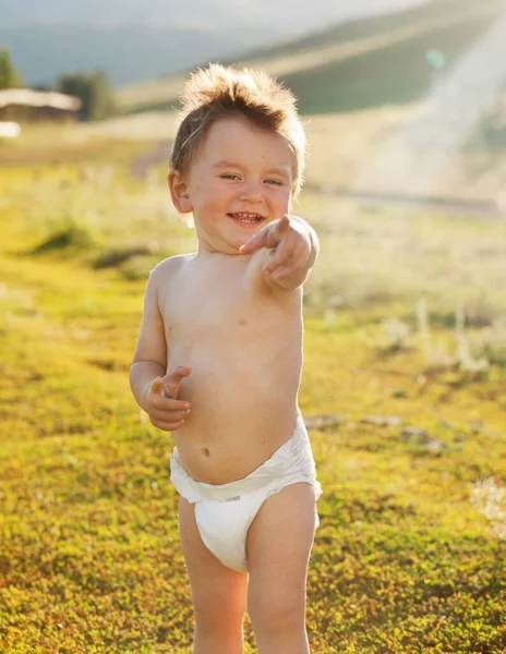 Bebê feliz ao pôr do sol — Fotografia de Stock