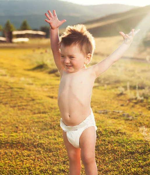 Glückliches Baby bei Sonnenuntergang — Stockfoto