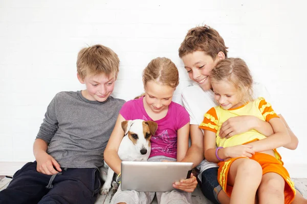 Niños con tableta — Foto de Stock