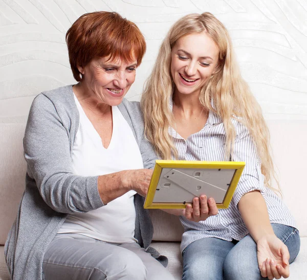 Moeder met dochter op zoek naar fotolijstje — Stockfoto