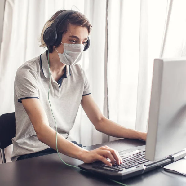 Joven en cuarentena. Formación a distancia en línea — Foto de Stock