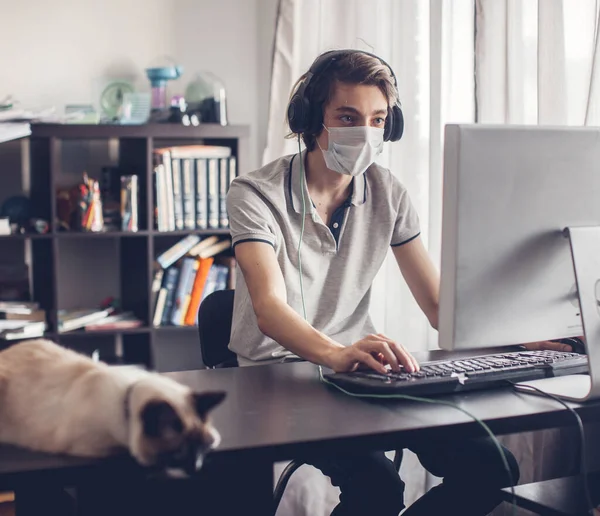 Joven en cuarentena. Formación a distancia en línea — Foto de Stock